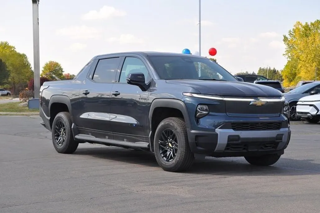 2025 Chevrolet Silverado EV LT photo 1