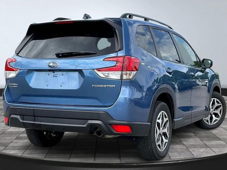 2024 Subaru Forester Premium Base photo 1