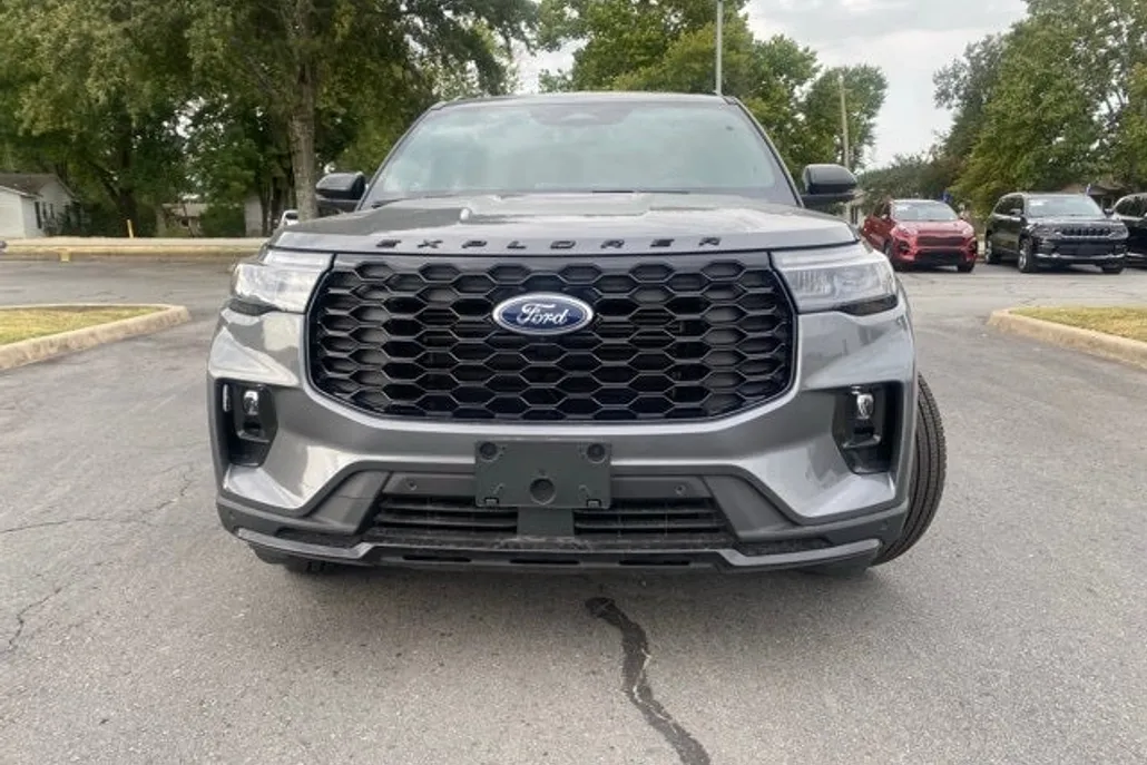2025 Ford Explorer ST-Line photo 1