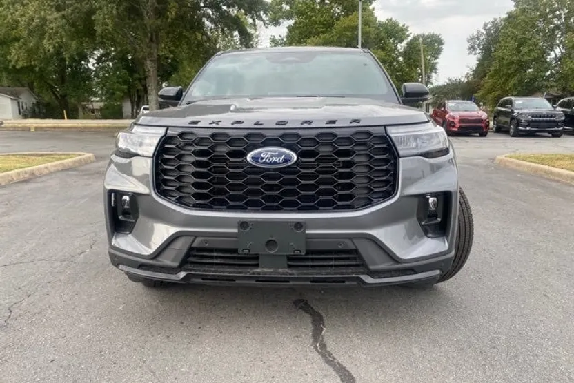 2025 Ford Explorer ST-Line photo 1