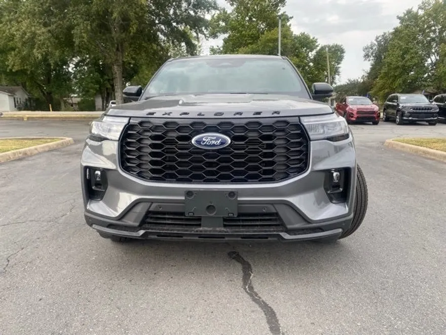2025 Ford Explorer ST-Line photo 1