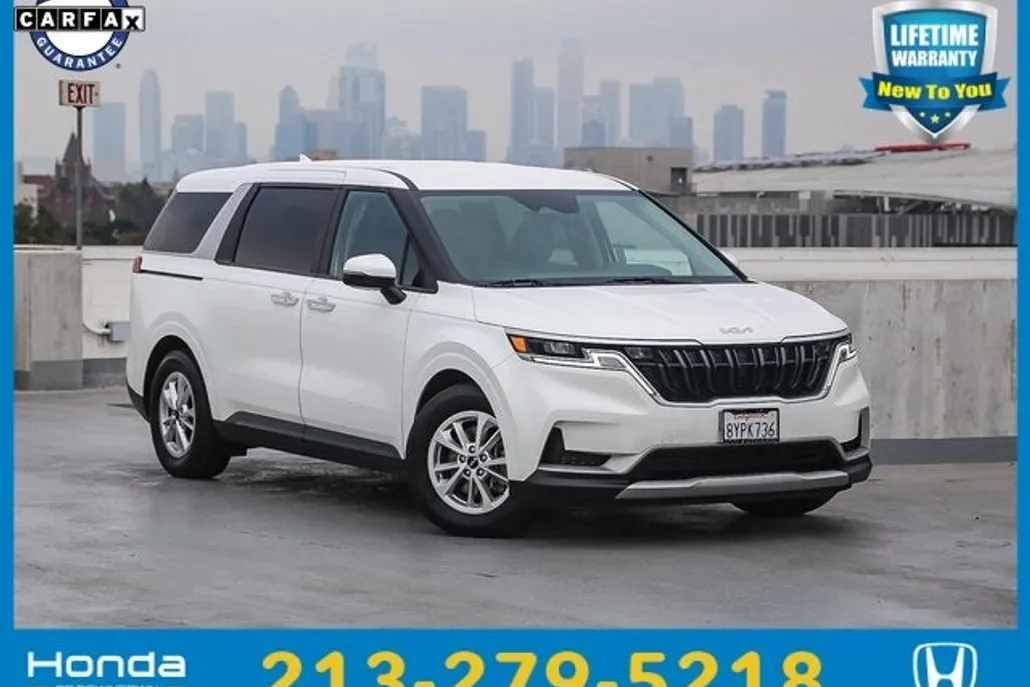 2022 Kia Carnival LX photo 1
