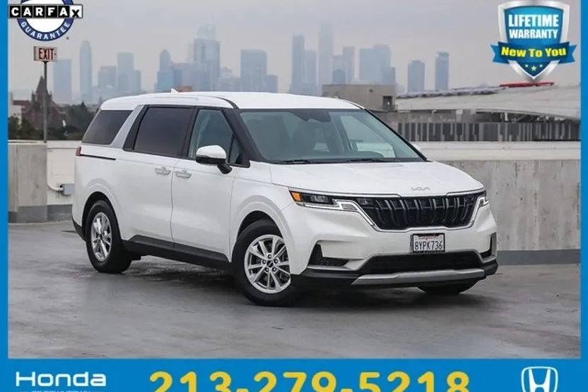 2022 Kia Carnival LX photo 1