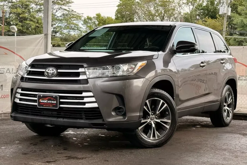 2019 Toyota Highlander LE Sport photo 1