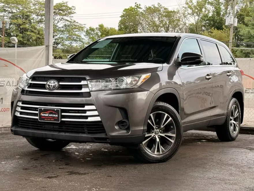 2019 Toyota Highlander LE Sport photo 1