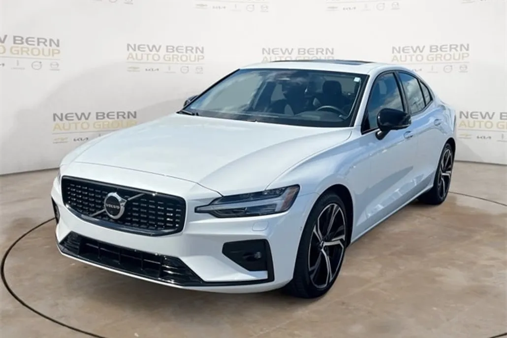 2023 Volvo S60 B5 Plus photo 1