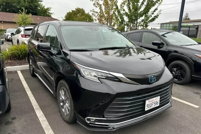 2022 Toyota Sienna XLE photo 1