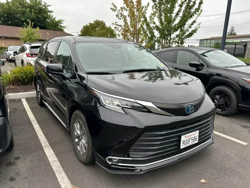 2022 Toyota Sienna XLE photo 1