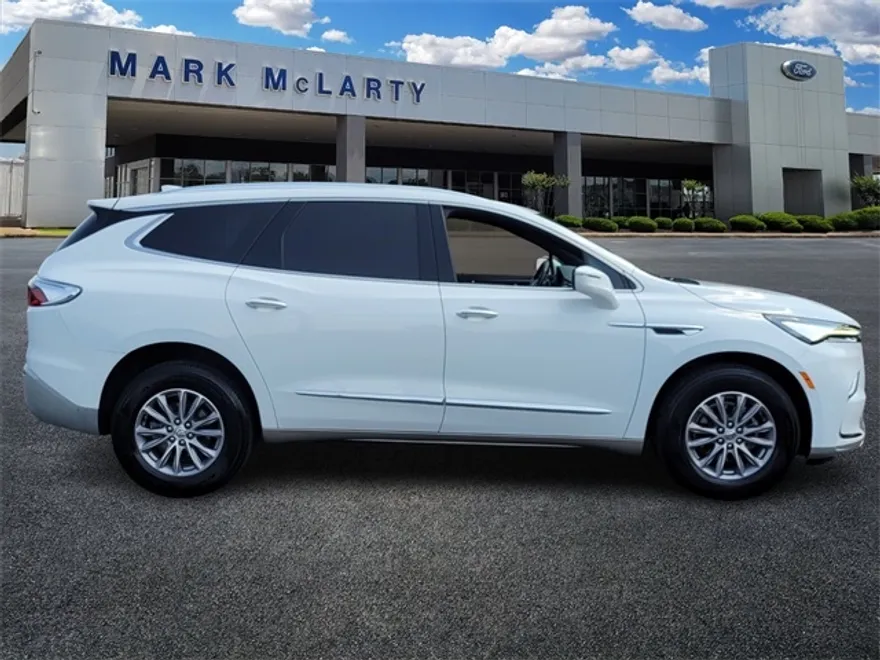 2023 Buick Enclave Essence photo 1