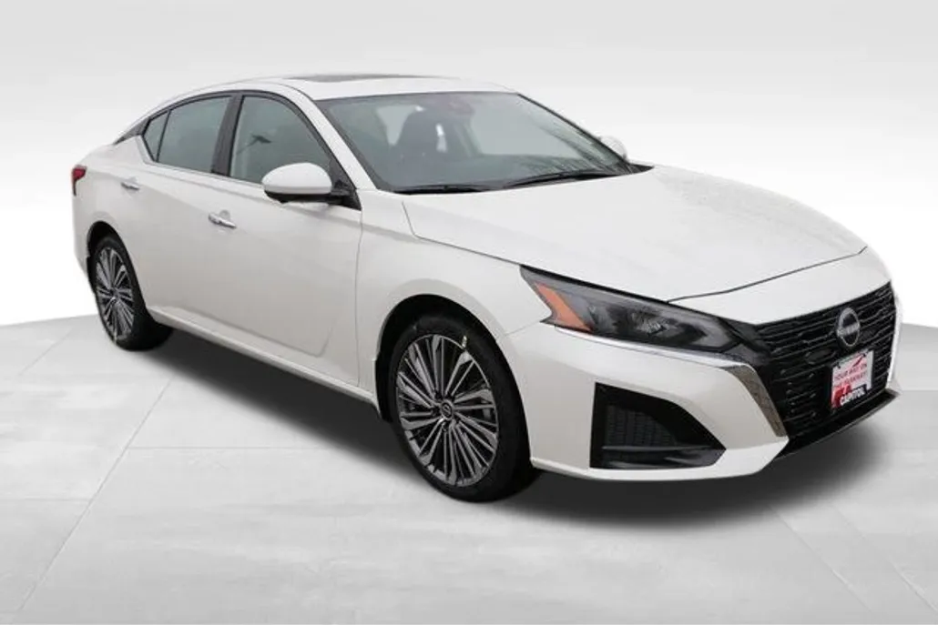 2025 Nissan Altima SL photo 1