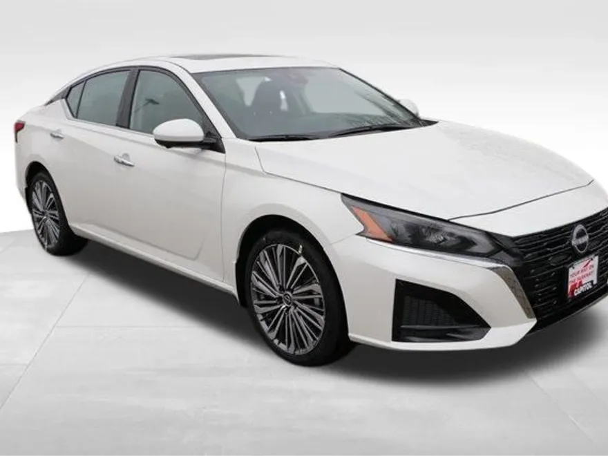 2025 Nissan Altima SL photo 1