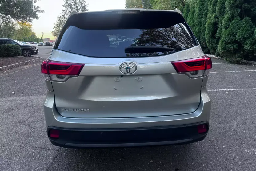 2019 Toyota Highlander LE photo 1