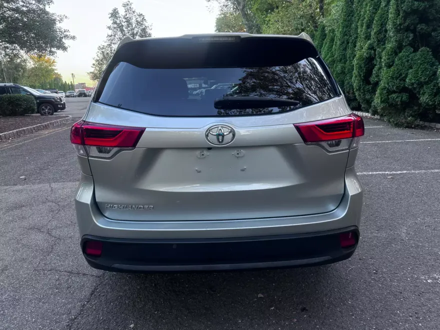 2019 Toyota Highlander LE photo 1