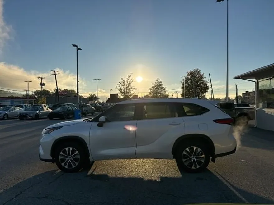 2022 Toyota Highlander XLE photo 1