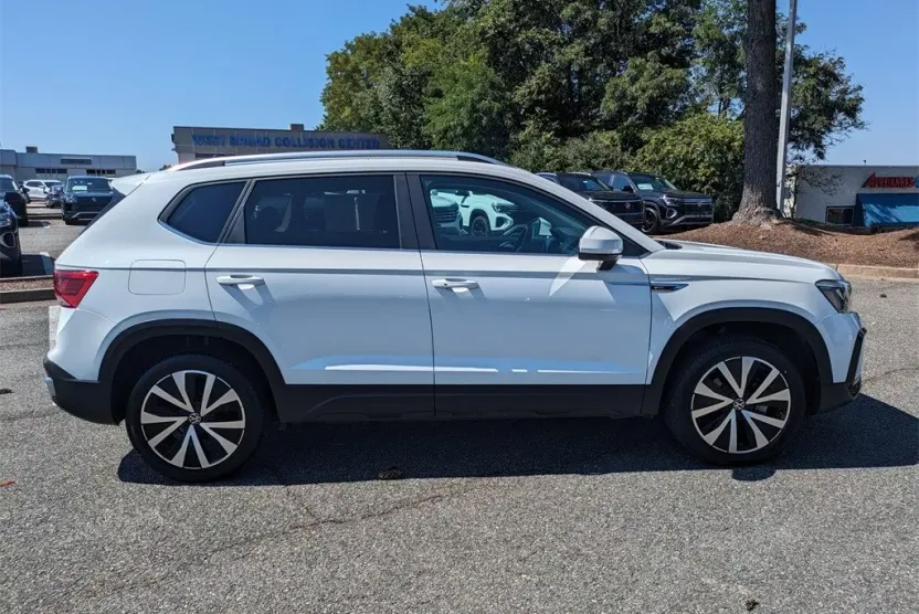 2024 Volkswagen Taos SE photo 1