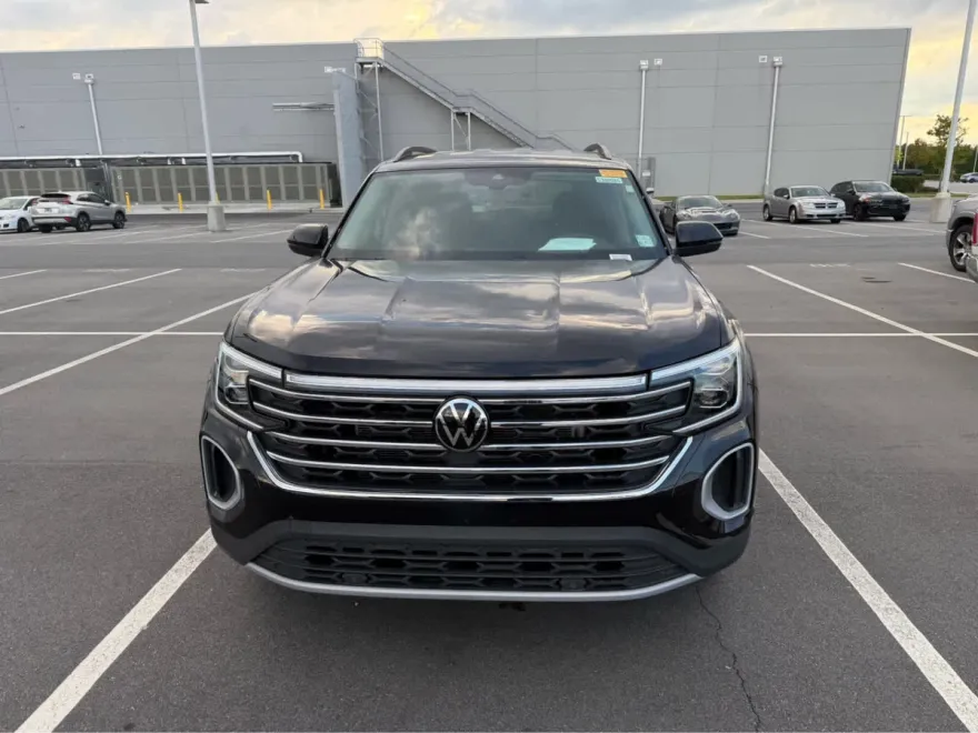 2025 Volkswagen Atlas SE photo 1