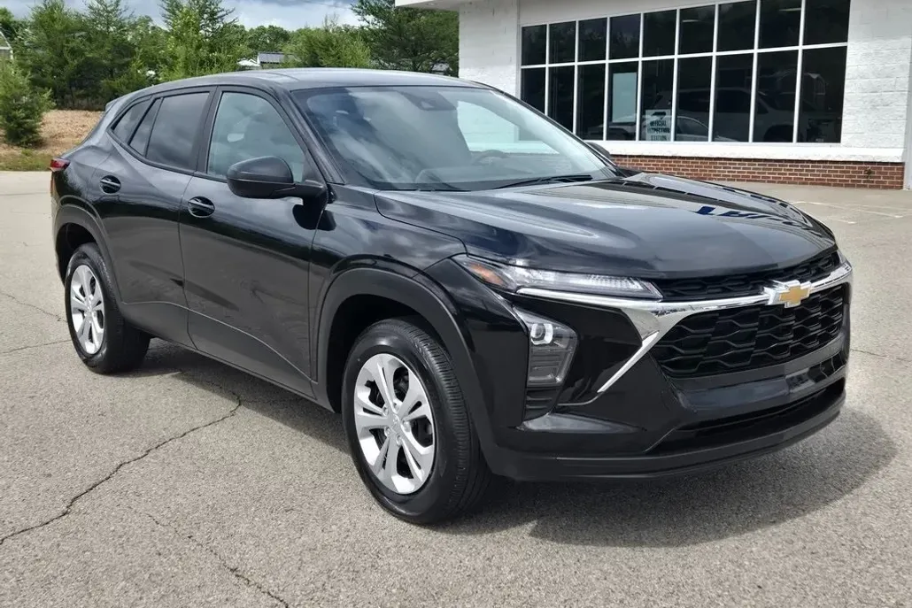 2024 Chevrolet Trax LS photo 1