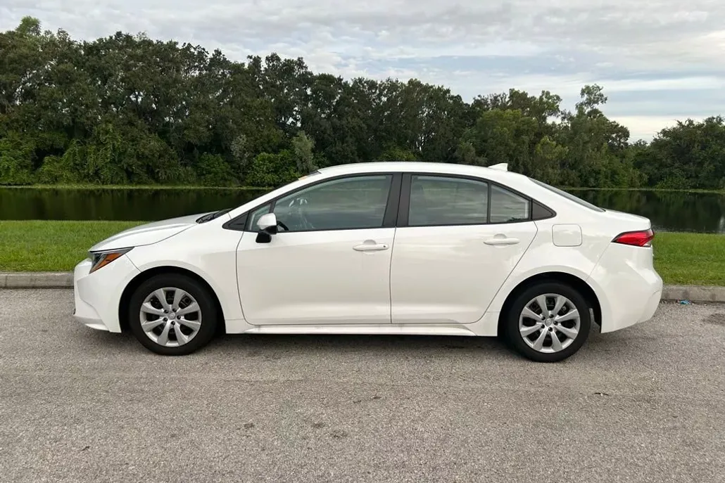 2024 Toyota Corolla LE photo 1