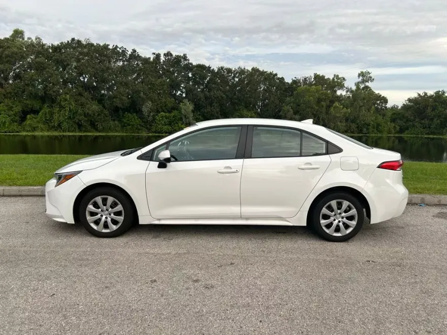 2024 Toyota Corolla LE photo 1