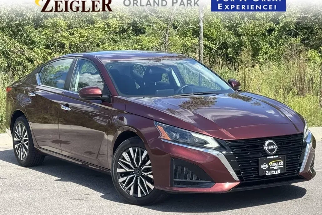 2023 Nissan Altima 2.5 SV photo 1