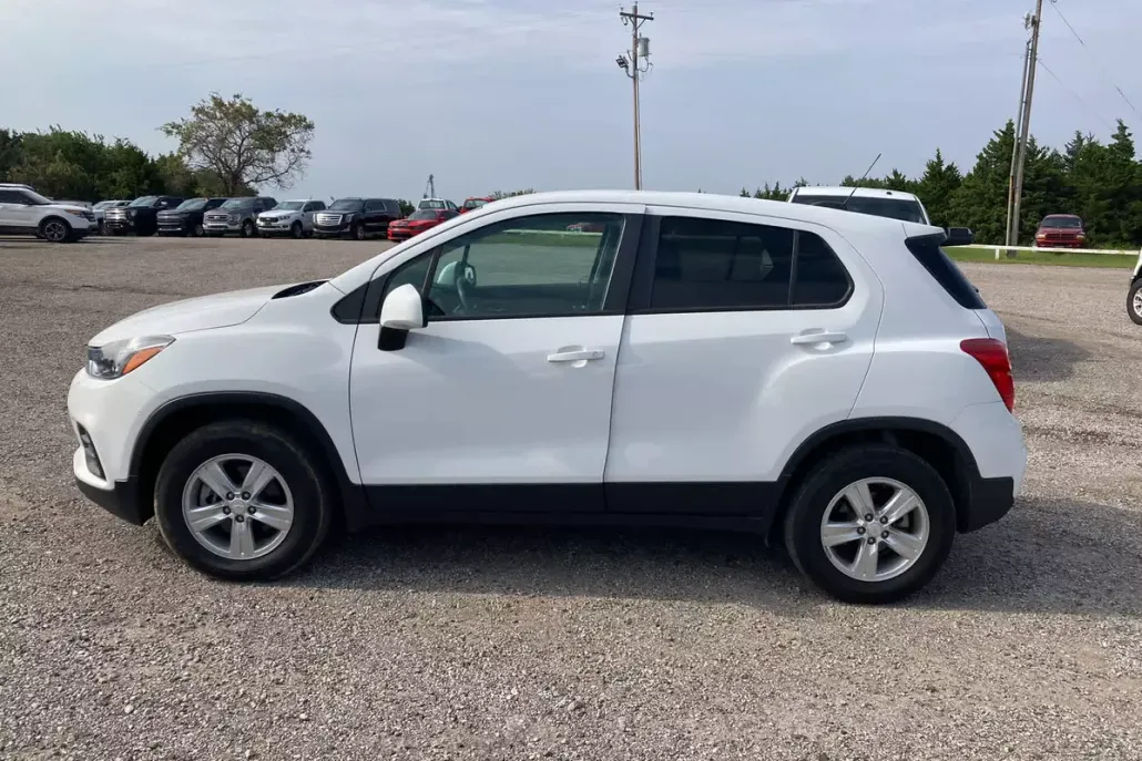 2022 Chevrolet Trax LS photo 1