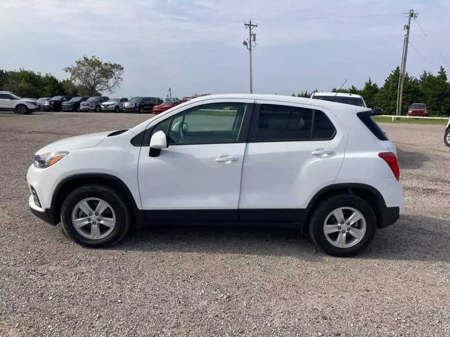 2022 Chevrolet Trax LS photo 1