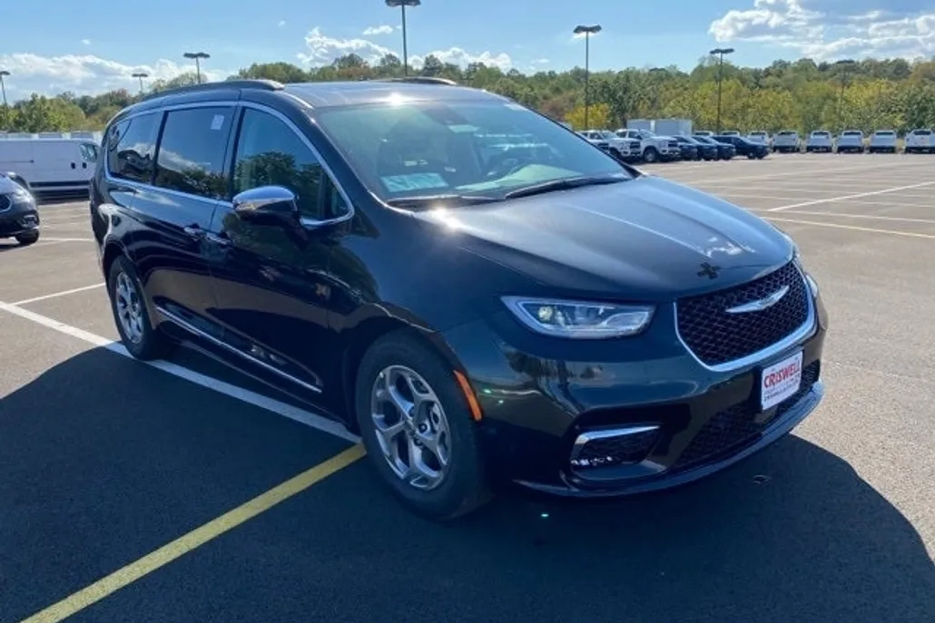 2023 Chrysler Pacifica Limited photo 1