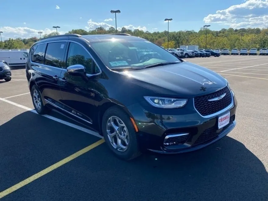 2023 Chrysler Pacifica Limited photo 1