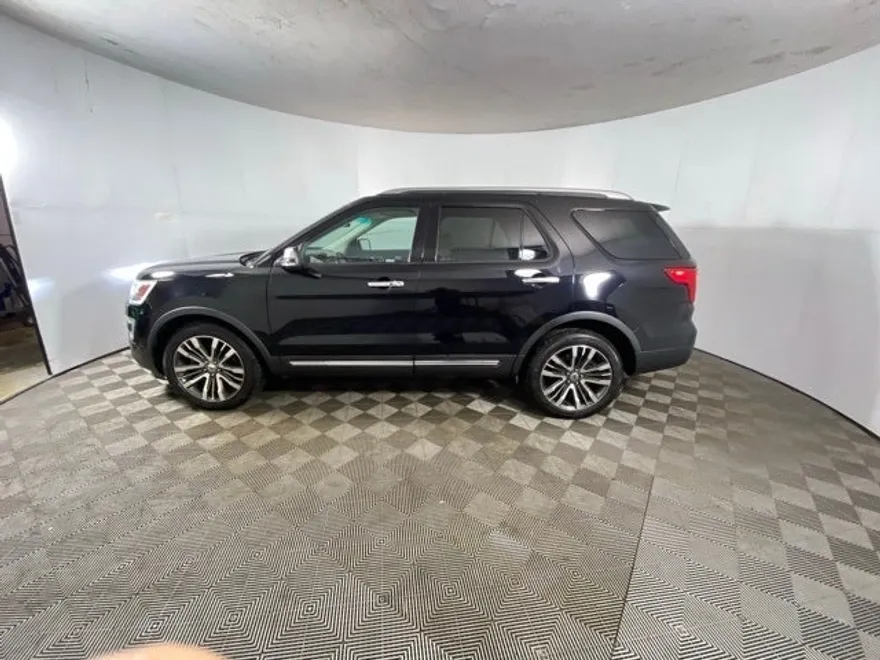 2016 Ford Explorer Platinum photo 1