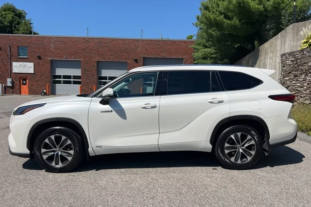 2021 Toyota Highlander Hybrid XLE photo 1