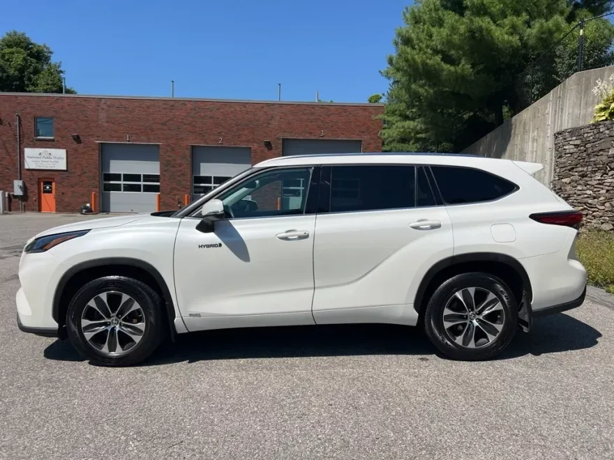 2021 Toyota Highlander Hybrid XLE photo 1