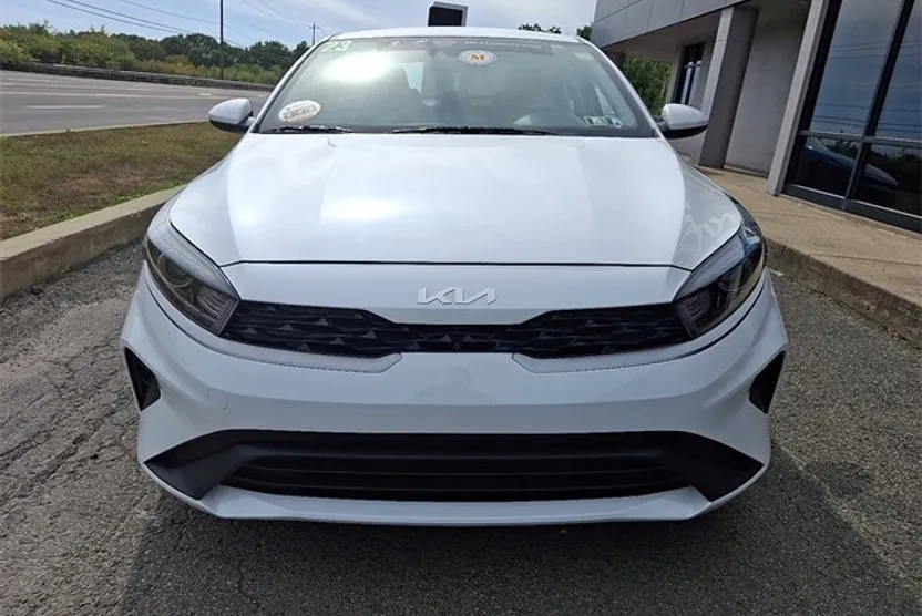 2023 Kia Forte LXS photo 1