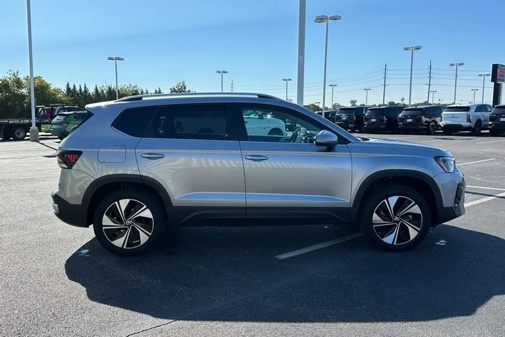2025 Volkswagen Taos SE photo 1