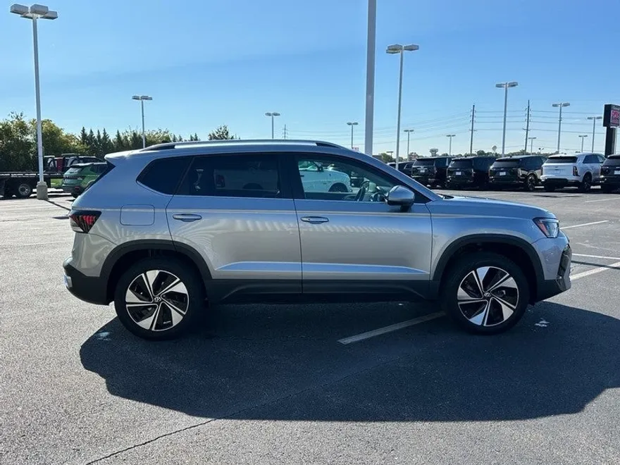 2025 Volkswagen Taos SE photo 1