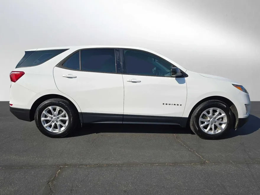 2019 Chevrolet Equinox LS photo 1