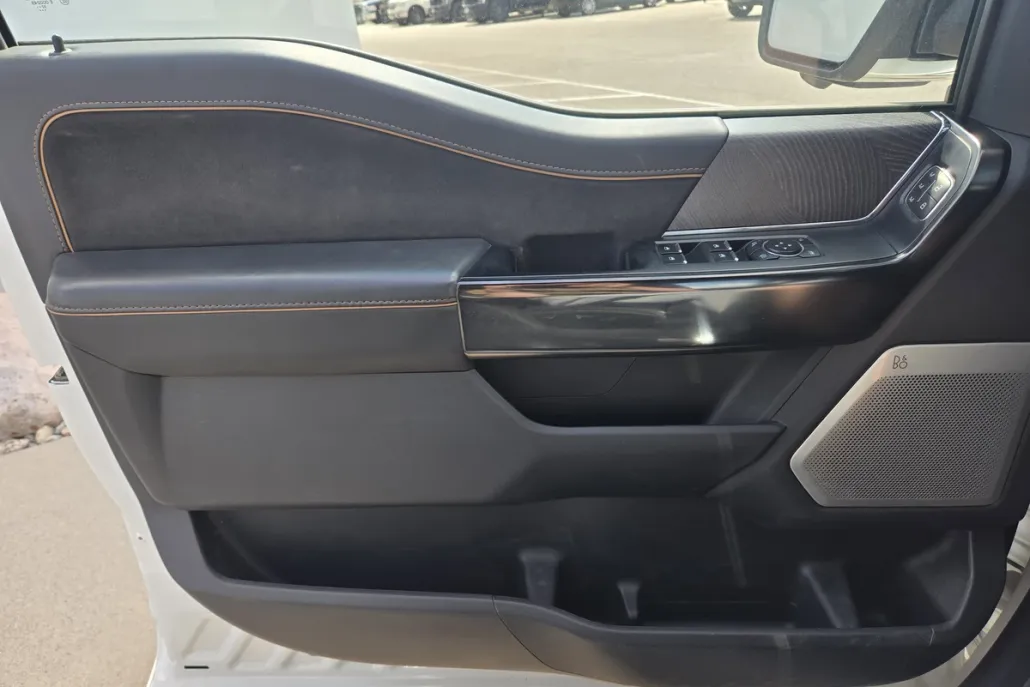 2023 Ford F-150 Platinum photo 1