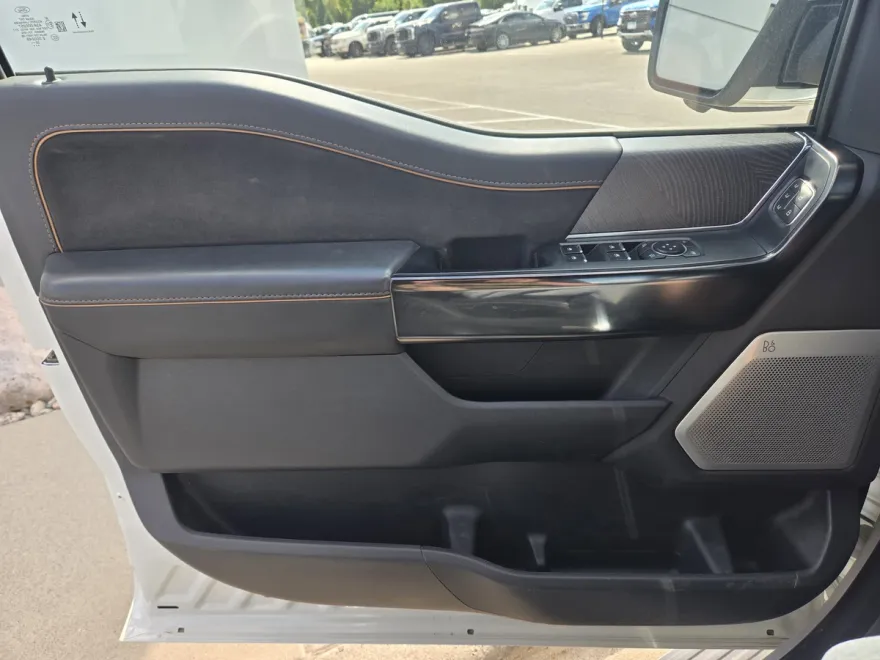 2023 Ford F-150 Platinum photo 1