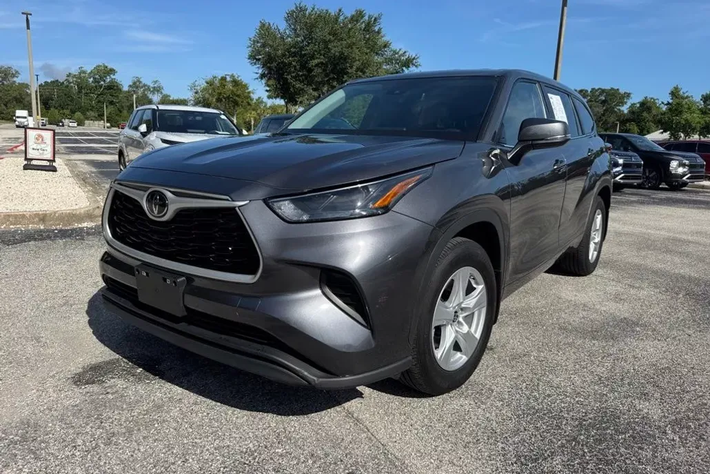 2023 Toyota Highlander L photo 1