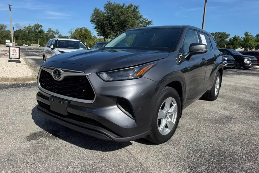 2023 Toyota Highlander L photo 1