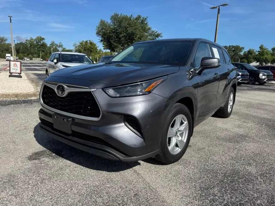 2023 Toyota Highlander L photo 1