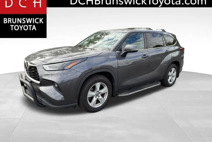 2022 Toyota Highlander LE photo 1