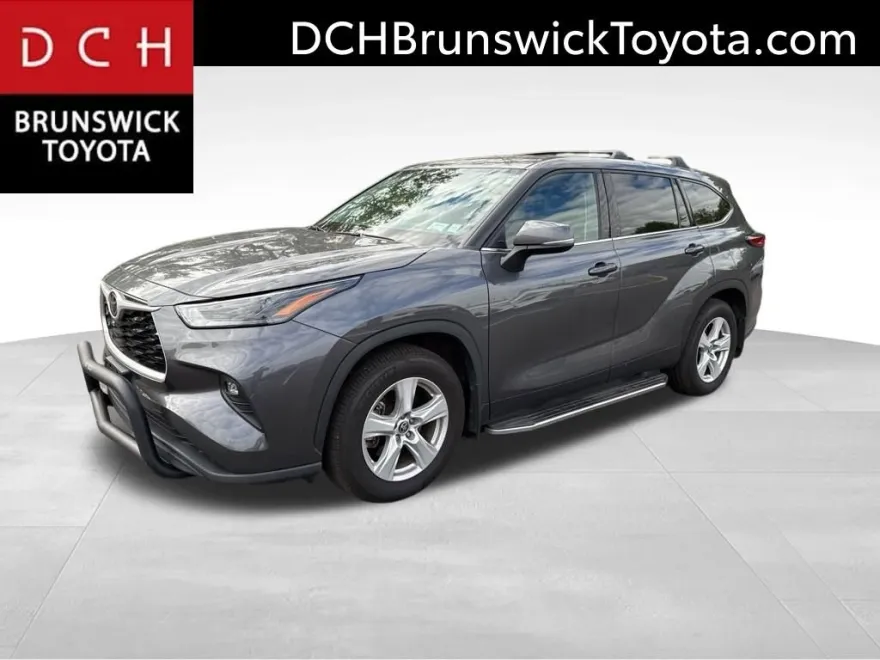 2022 Toyota Highlander LE photo 1