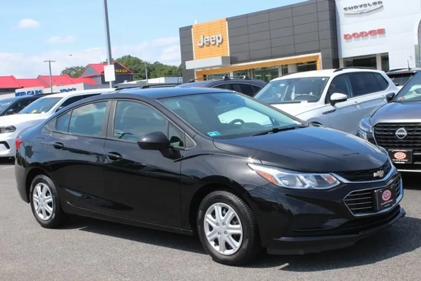 2017 Chevrolet Cruze LS photo 1