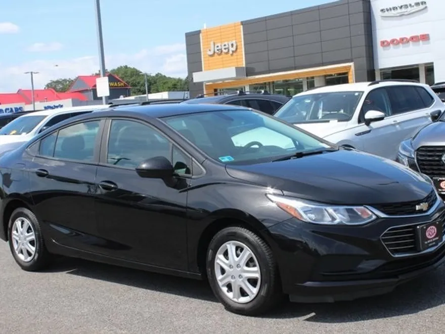 2017 Chevrolet Cruze LS photo 1