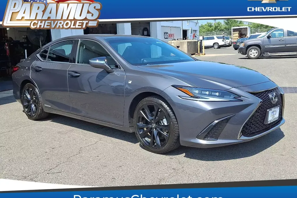 2022 Lexus ES 300h F SPORT photo 1