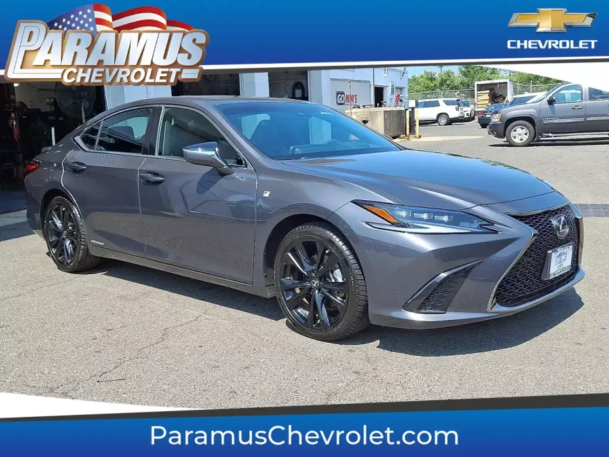 2022 Lexus ES 300h F SPORT photo 1