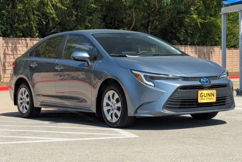 2024 Toyota Corolla LE photo 1