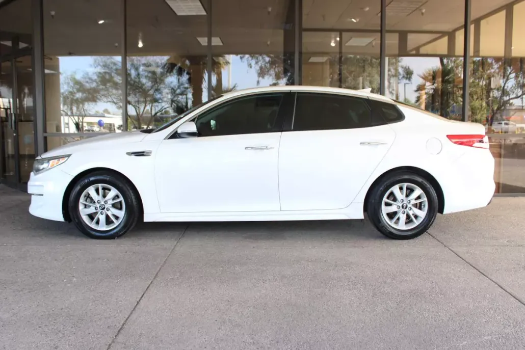 2016 Kia Optima LX photo 1