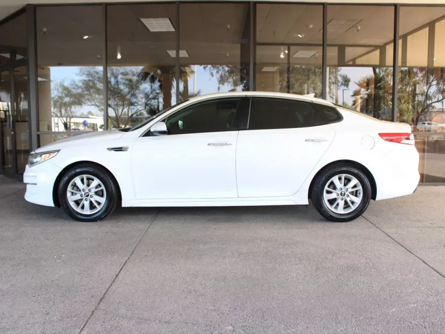 2016 Kia Optima LX photo 1