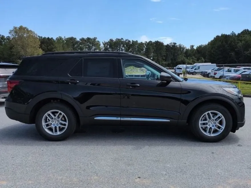 2025 Ford Explorer photo 1
